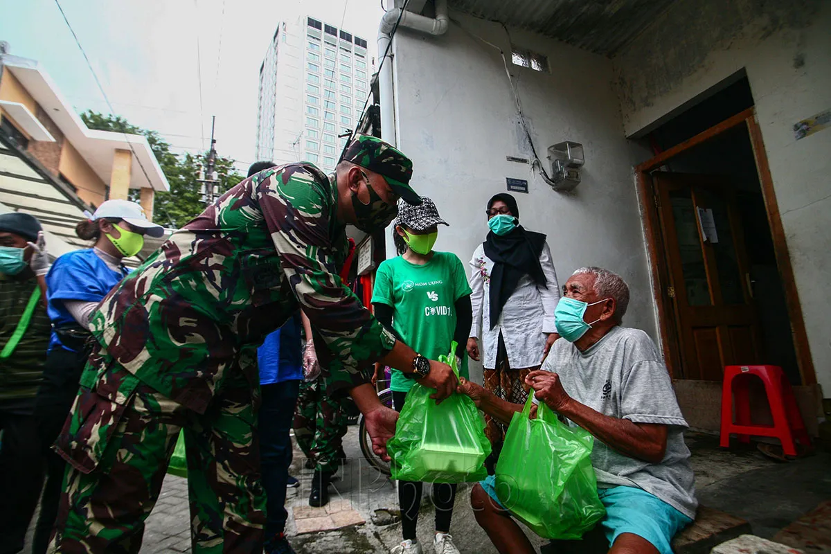 JCI East Java - Koramil Genteng Bagikan 1000 Sembako 