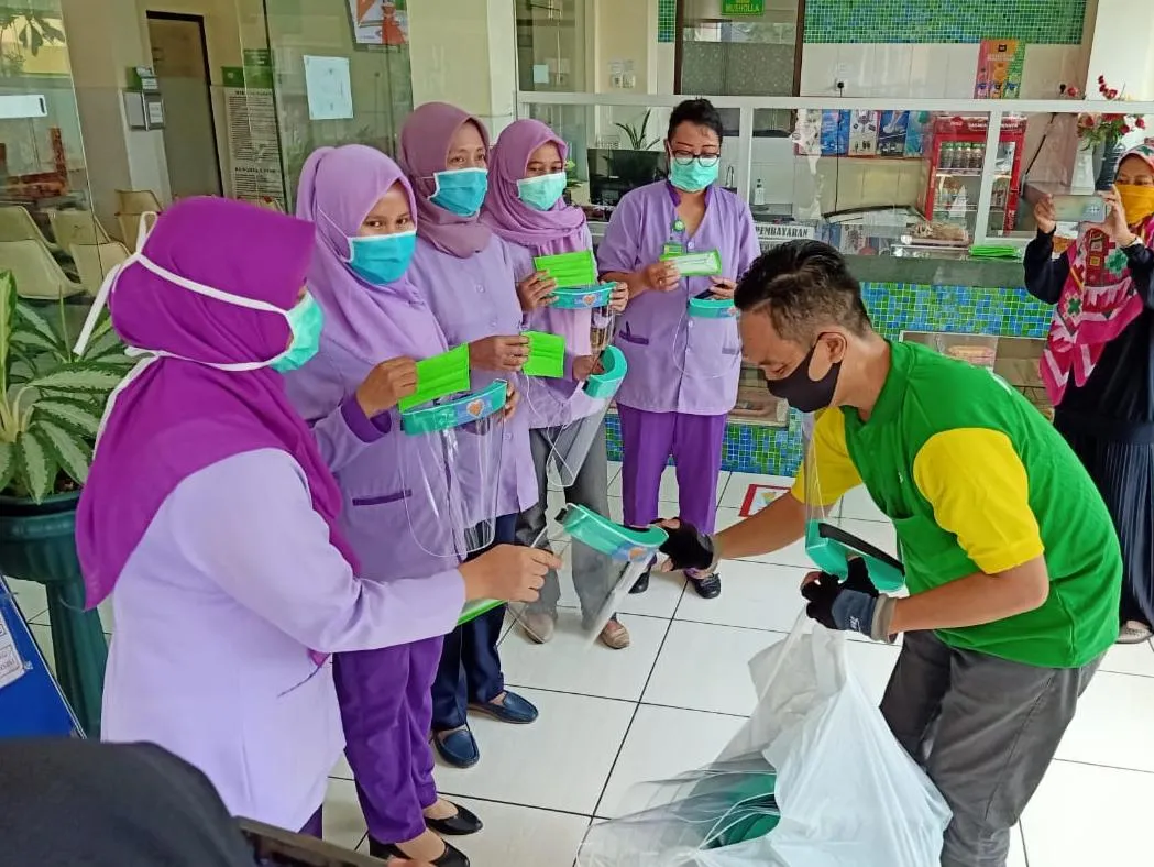 Lawan Corona, Komunitas Tolong Menolong Suplay Senjata Bidan Surabaya