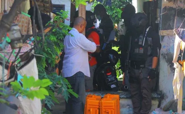Densus 88 Tangkap Terduga Teroris Surabaya
