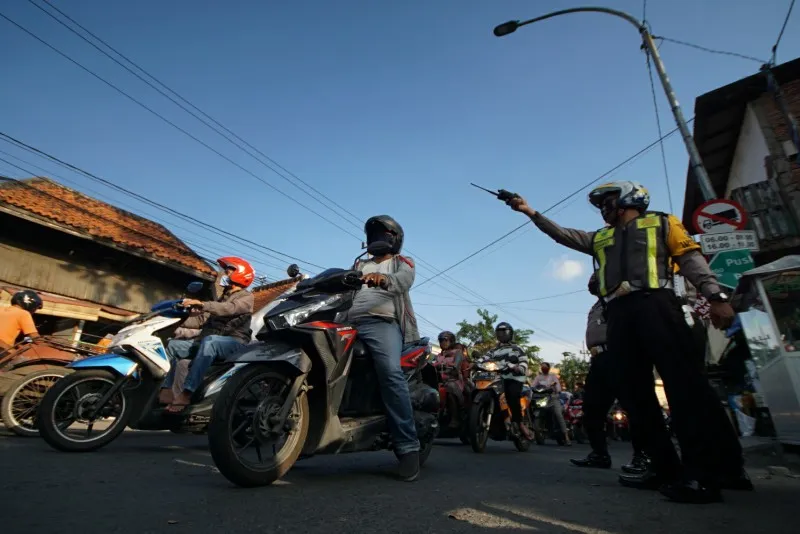 Ditengah PSBB Kendaraan Saling Serobot, Lalu Lintas Wonokusumo Semrawut