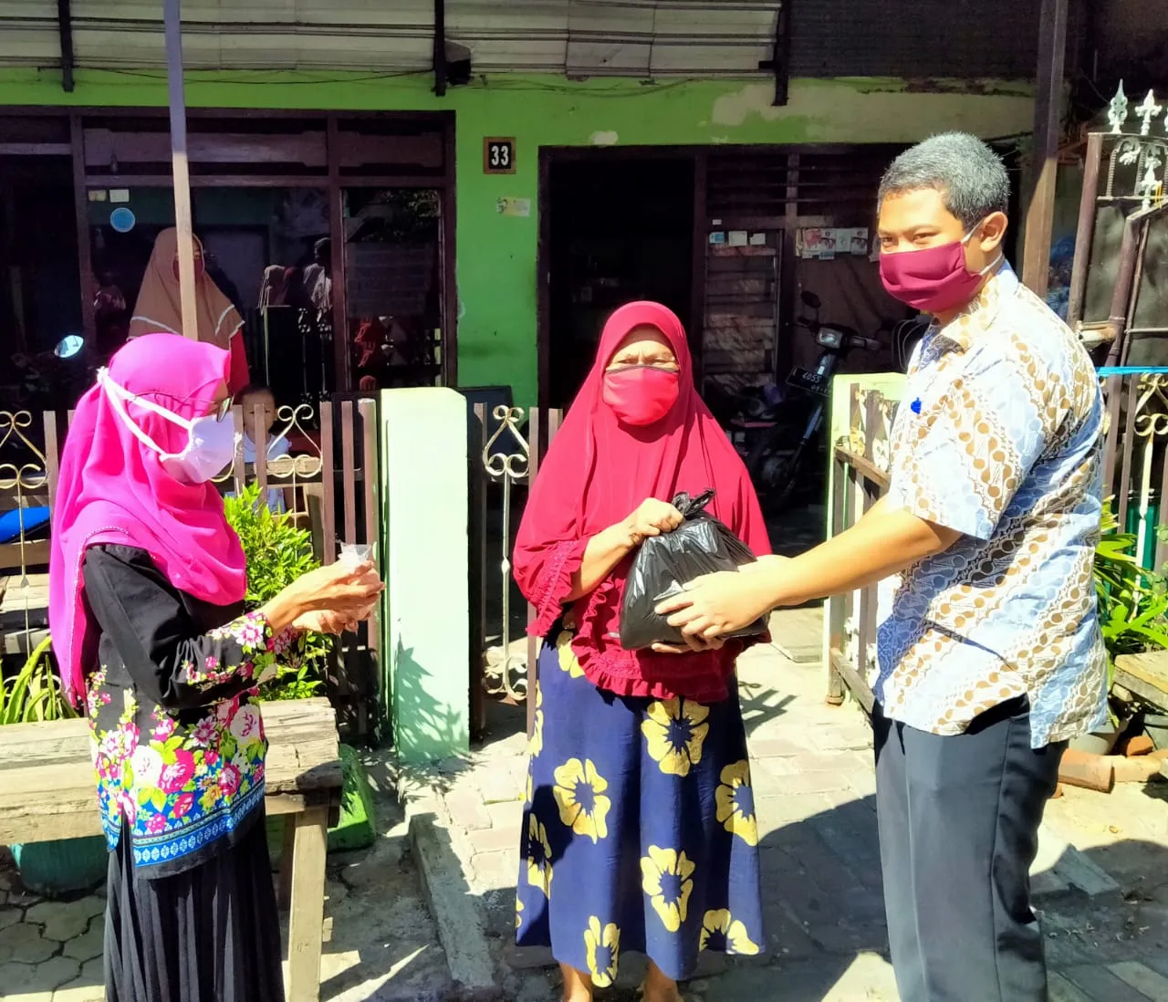 Peduli Sesama, Warga RT 6 RW 3 Kelurahan Dupak Bagikan Sembako 