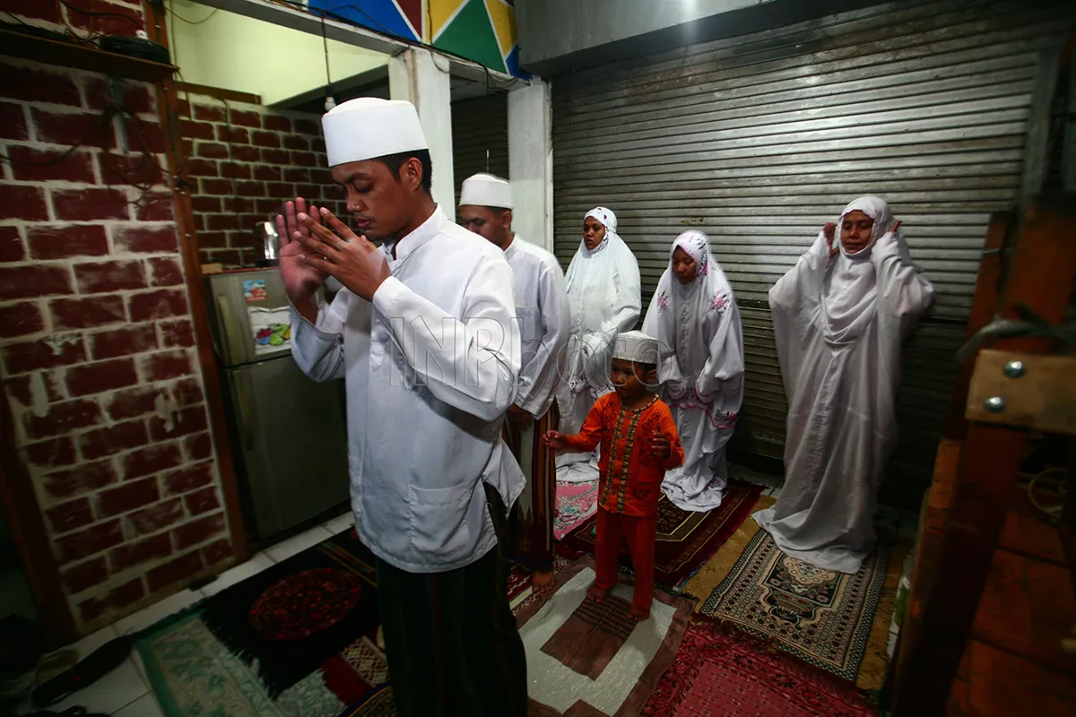 Hindari Corona, Sulap Warung Kopi Jadi Ruang Shalat Tarawih Keluarga