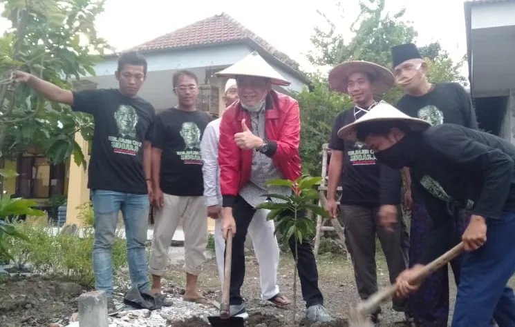 Peduli Lingkungan, Mas Kelana dan KTHD Sidoarjo Tanam Pohon 