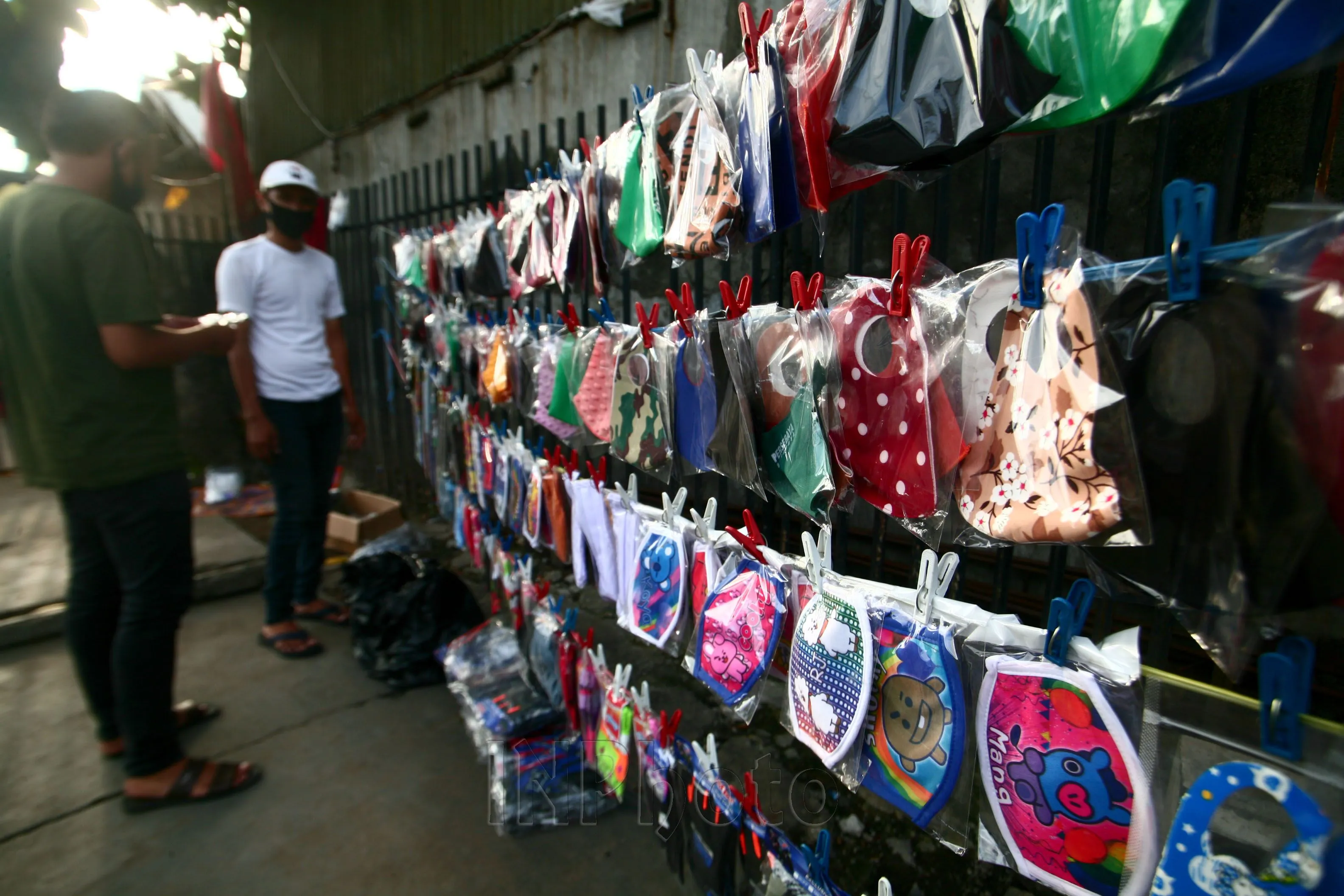 Penjual Masker Kain Pinggir Jalan