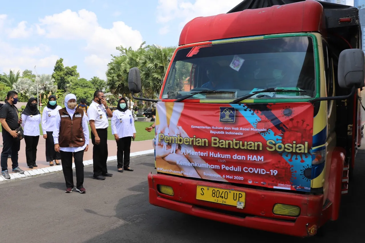  Menkumham Serahkan Sembako dan Alkes Buatan Napi ke Gubernur Jatim 