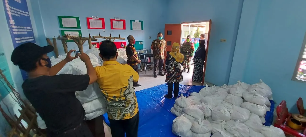 Duh, Bansos Corona Surabaya Tertimbun di Kelurahan