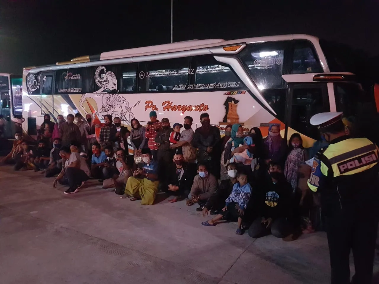 Terobos PSBB, Polisi Hentikan Tiga Bus yang Angkut Pemudik