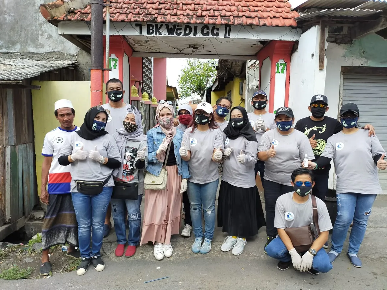 Sisir Pinggiran Surabaya, SLC Bagikan Sembako Pada Warga 