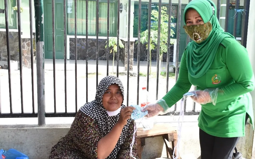 Persit KCK 084 Brawijaya Bagi Masker untuk Pedagang dan Pengendara