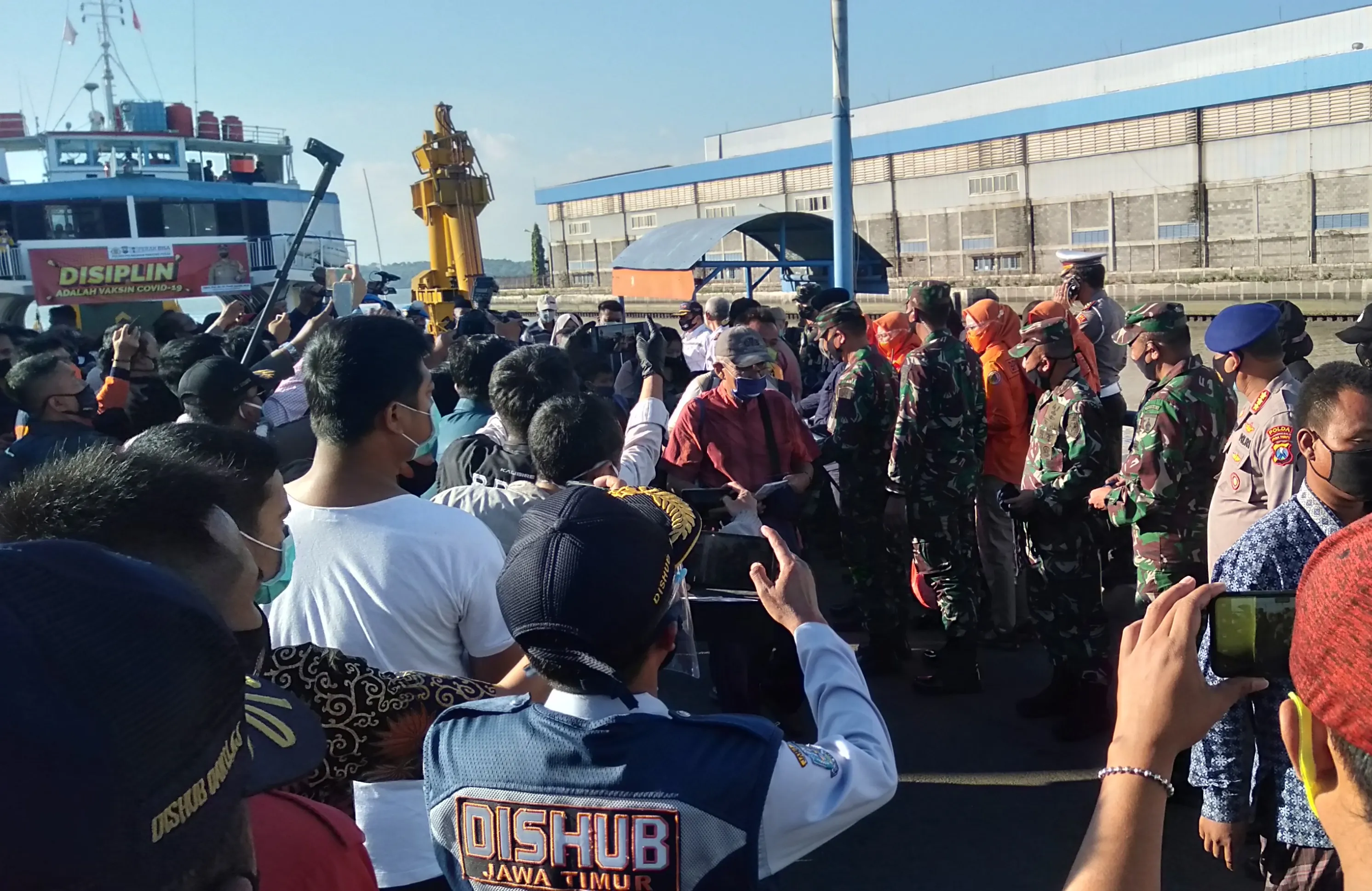 Sekdaprov dan Waka Polda Jatim Bagi Masker ke Penumpang Kapal di Perak
