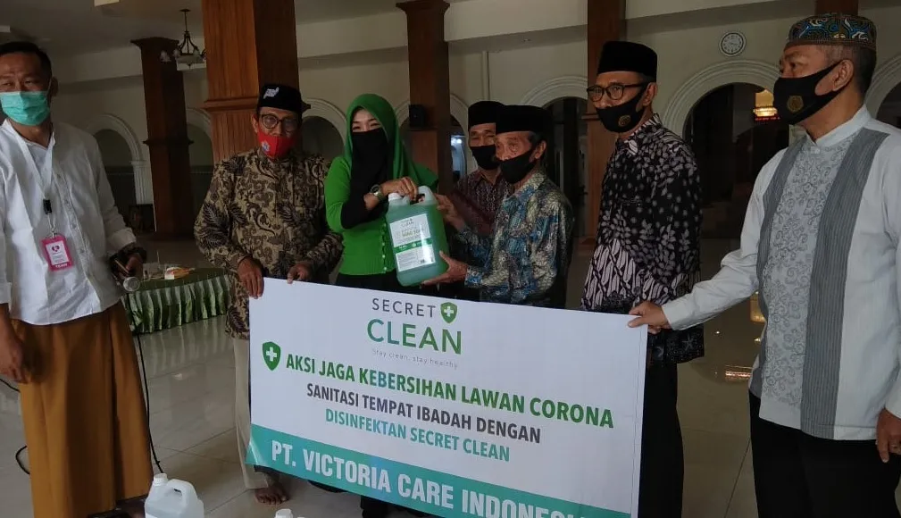 Secret Clean Semprot Disinfektan di Masjid Agung Lamongan