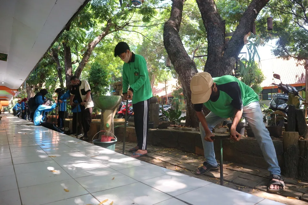Anak Pramuka Peduli Lingkungan Membuat 23 Lubang Biopori di Pasuruan