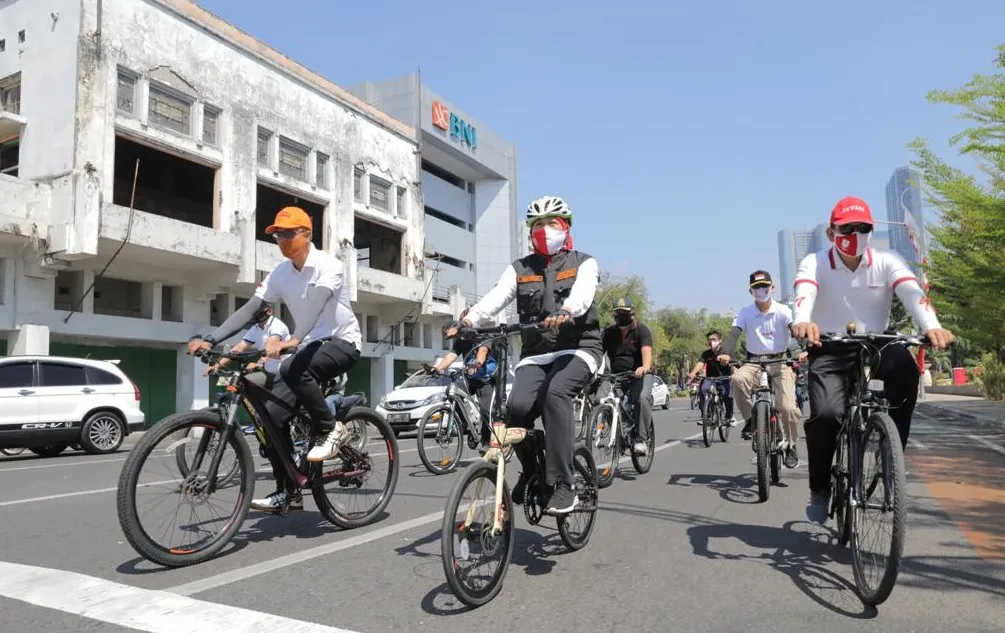 Gubernur Khofifah Gowes Bareng Ikatan Alumni Pasien Sembuh Covid-19 