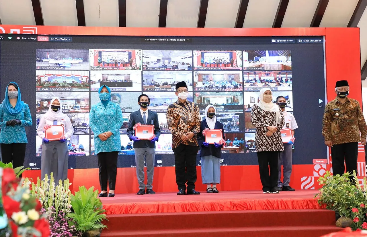 Mendagri dan Gubernur Khofifah  Launching Gerakan 26 Juta Masker