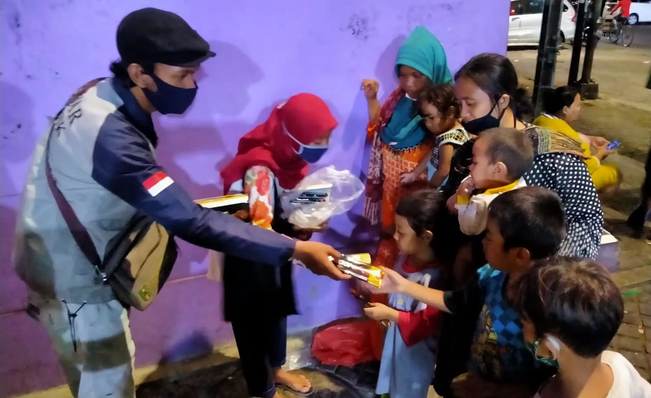 Rumah Pintar Matahari Krembangan Beri Bantuan Peralatan Sekolah Anjal