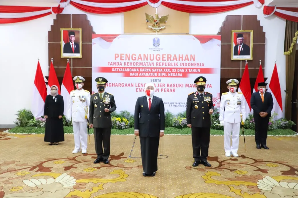 Gubernur Khofifah Anugerahkan  Penghargaan Jer Basuki Mawa Beya