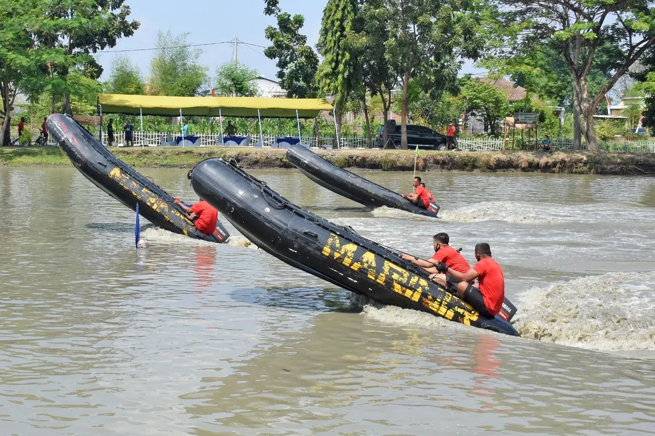 Keseruan Slalom Rubber Boat Prajurit Petarung Brigif 2 Marinir
