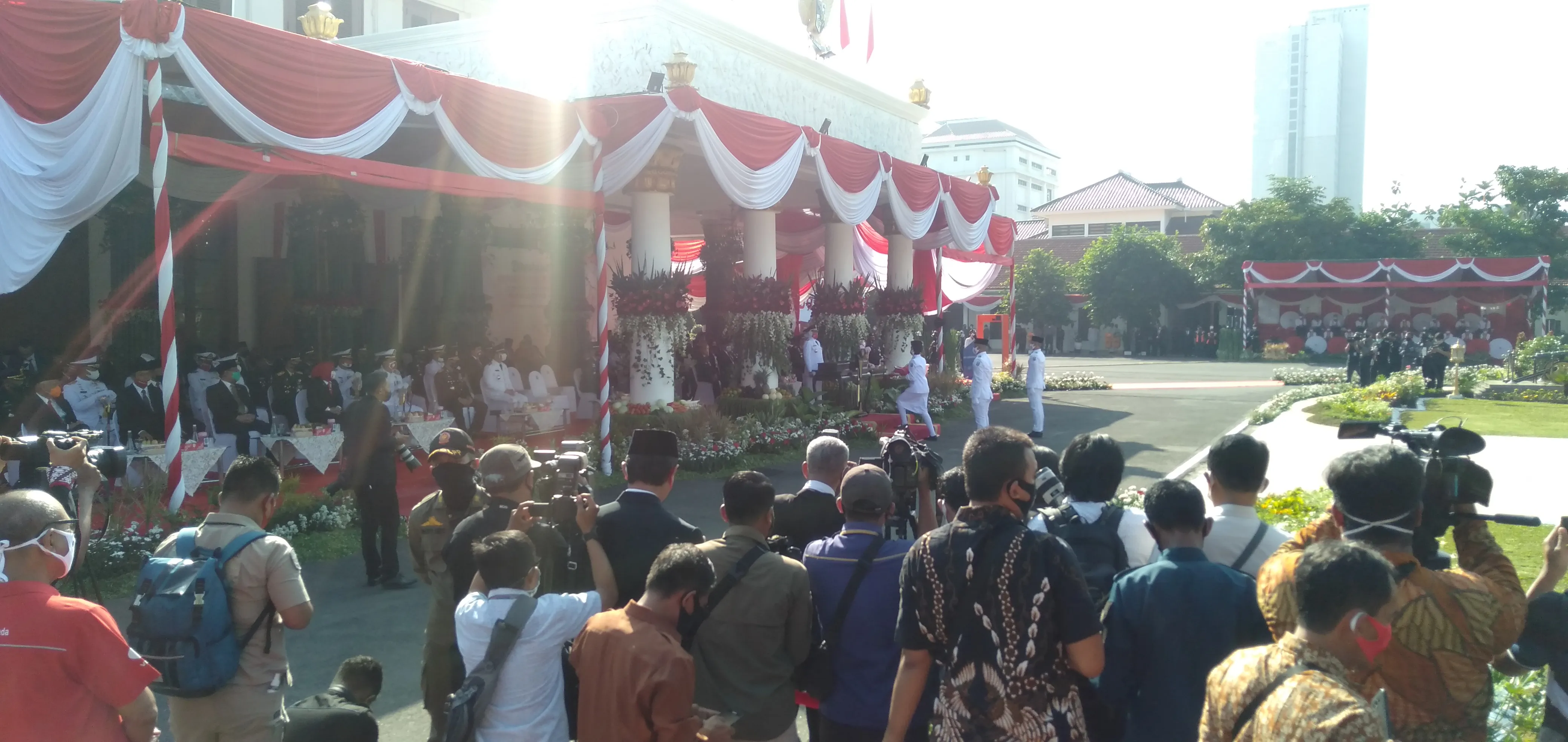 Gubernur Khofifah Pimpin Upacara HUT Ke-75 RI di Gedung Grahadi Surabaya 
