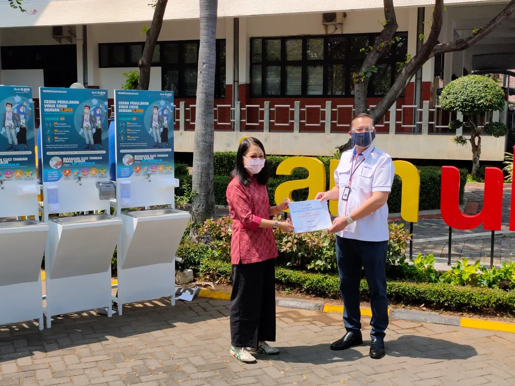 Ubaya Terima Wastafel dan Masker Dari Bank BTN