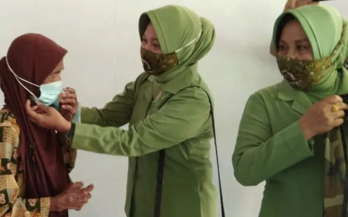 Persit Kartika Candra Kirana PD V Brawijaya Bagi Masker dan Sembako