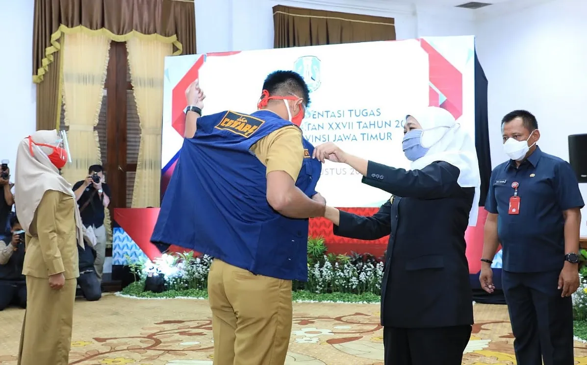Gubernur Khofifah Minta 10 Lulusan Terbaik IPDN Ditempatkan di Jatim