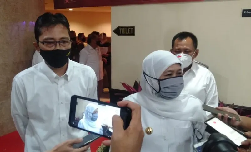 Gubernur Khofifah Potong Tumpeng di HUT Bank Jatim ke-59
