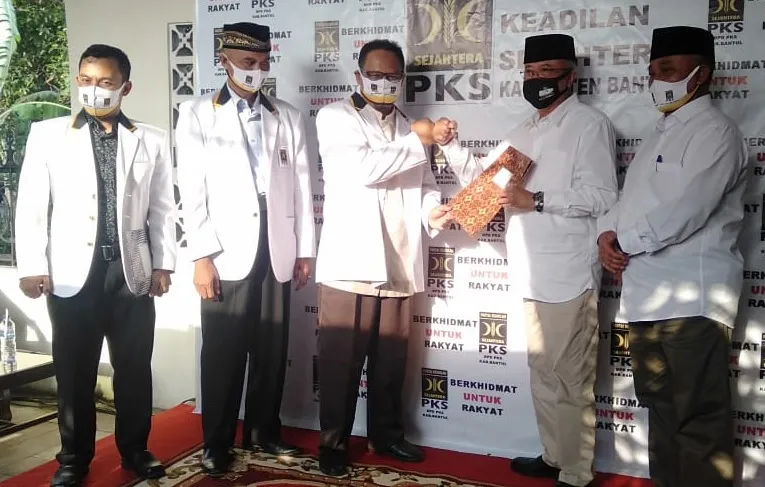 DPD PKS Bantul Serahkan Surat Rekomendasi Kepada Pasangan NOTO