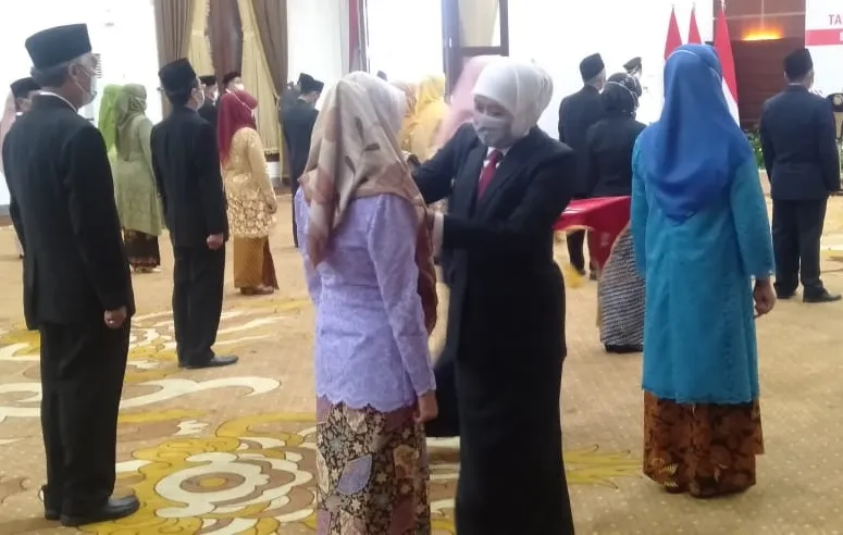 Pesan Gubernur Khofifah untuk Guru Penerima Satyalancana Karya Satya
