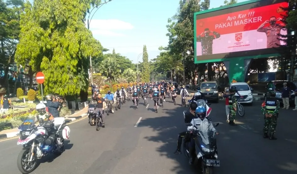 Gubernur Khofifah Gowes Bareng Pangdam dan Kapolda, dan Bagi Masker