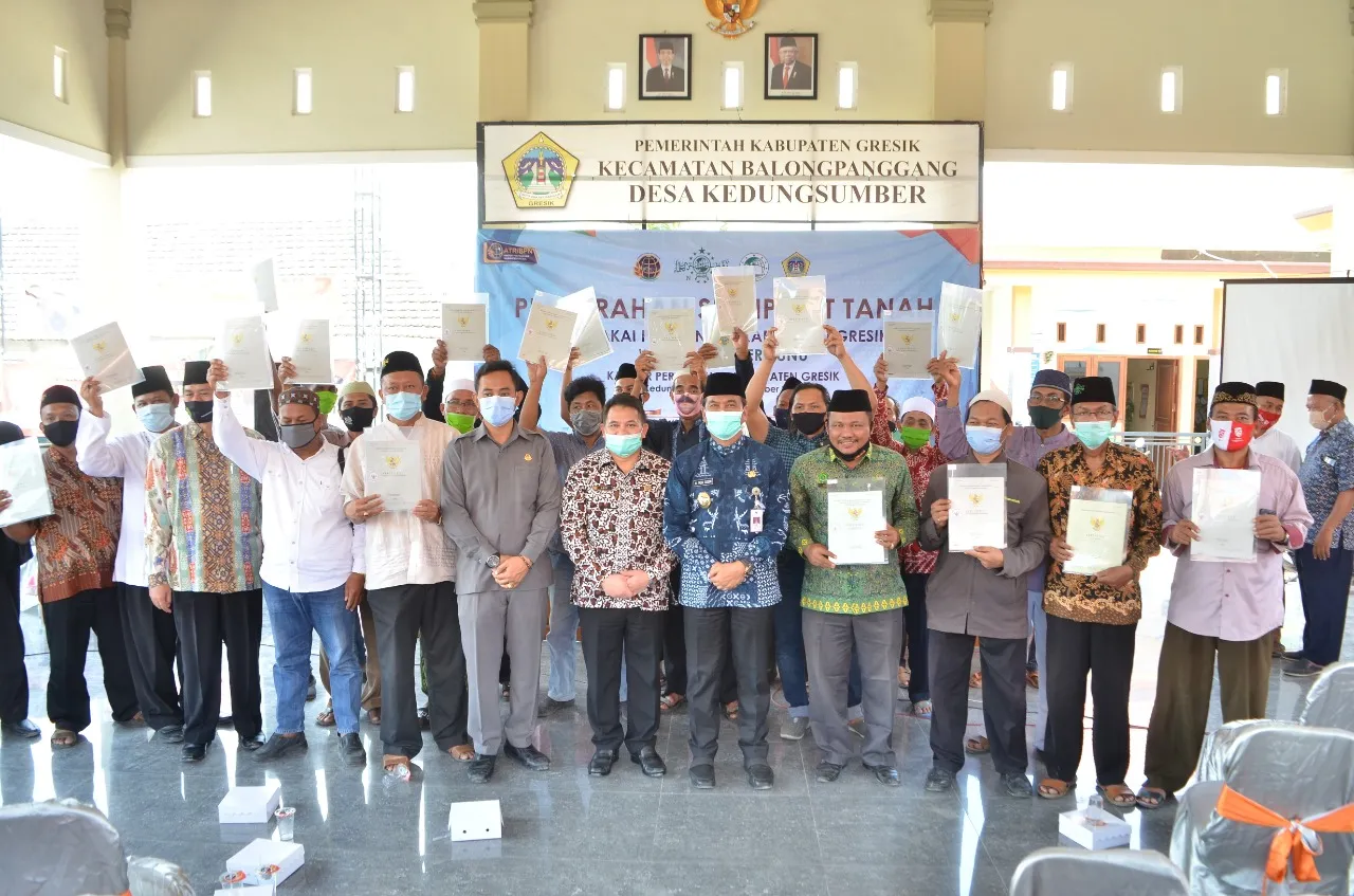 Wabup Gresik Serahkan Puluhan Sertifikat Tanah Wakaf