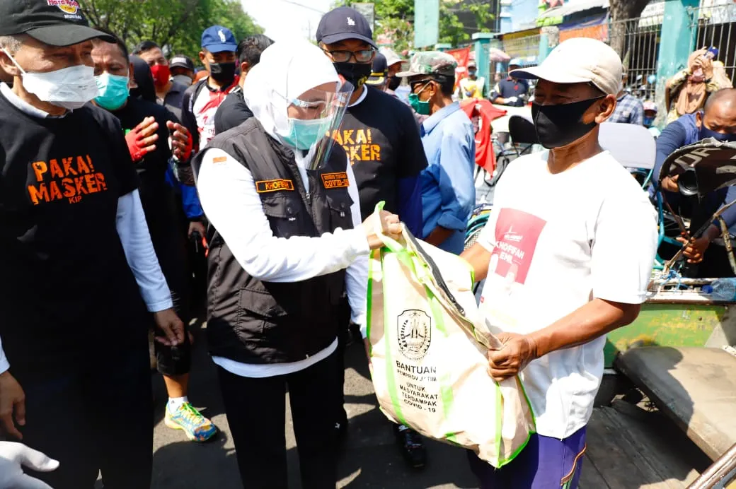 Bagi Masker, Minta Warga Jatim Tak Beri Label Negatif Ke Pasien Covid-19