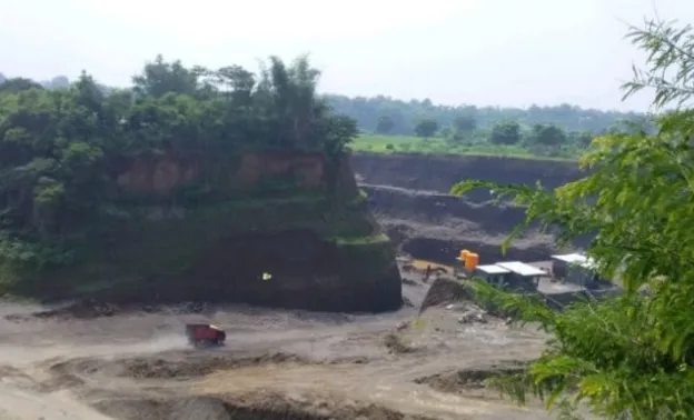 Bekas Tambang Galian C Ilegal di Pasuruan Sisakan Lubang Sedalam 100 Meter