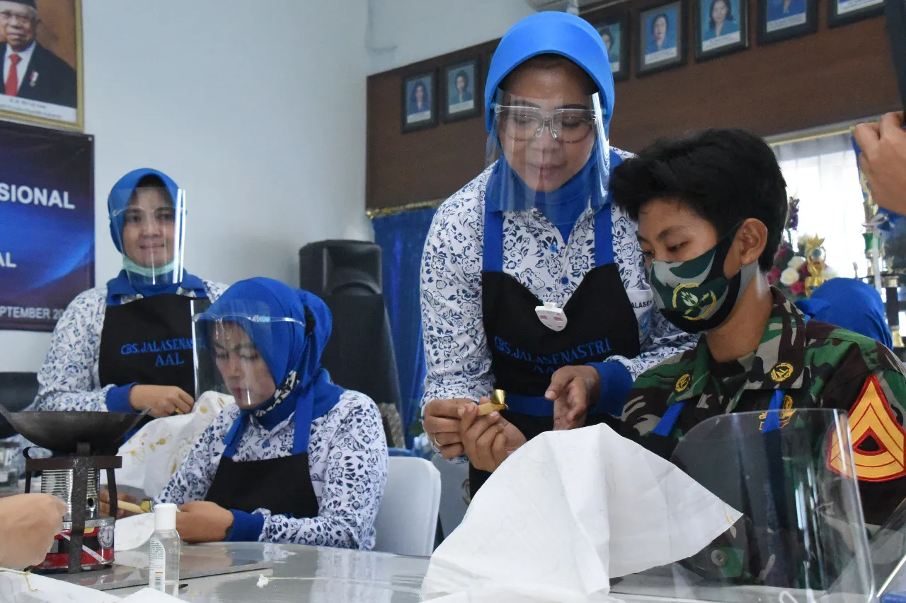 Hari Batik Nasional, Cabang BS Jalasenastri AAL Gelar Pelatihan Membatik