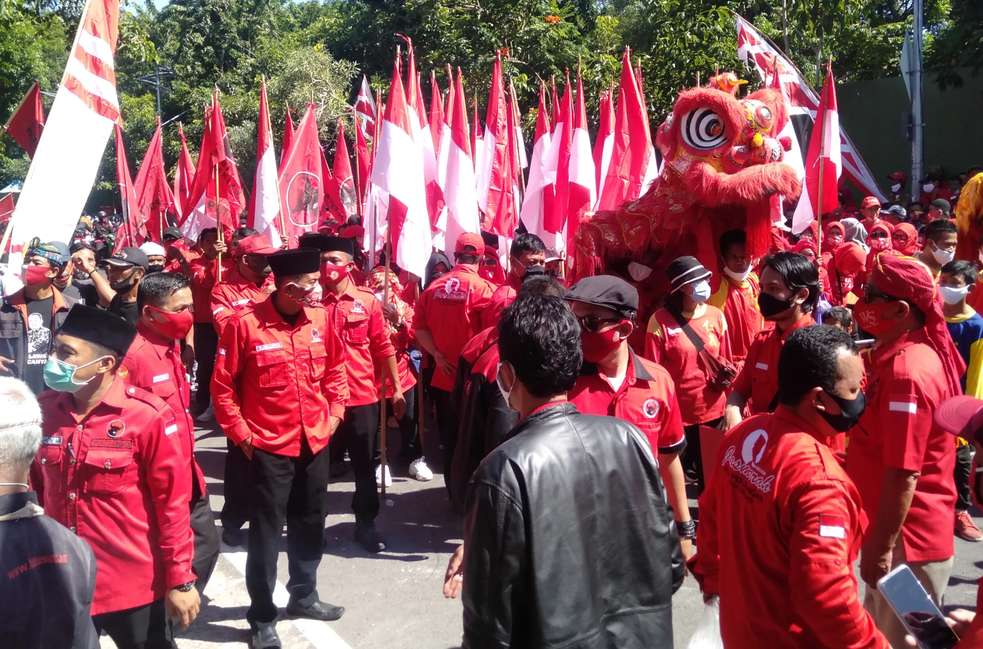 Antar Pasangan Eri-Armuji ke KPU, Wisnu Sakti Naik Banteng 