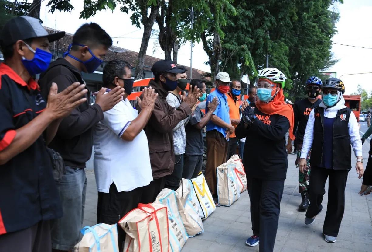  Gubernur Khofifah Gowes dan Kampanyekan Pakai Masker di Bojonegoro