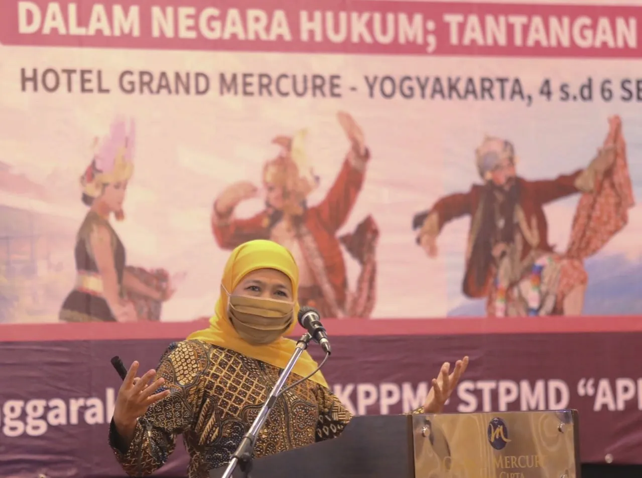 Gubernur Khofifah Ajak Semua Komponen Bangkitkan UMKM 