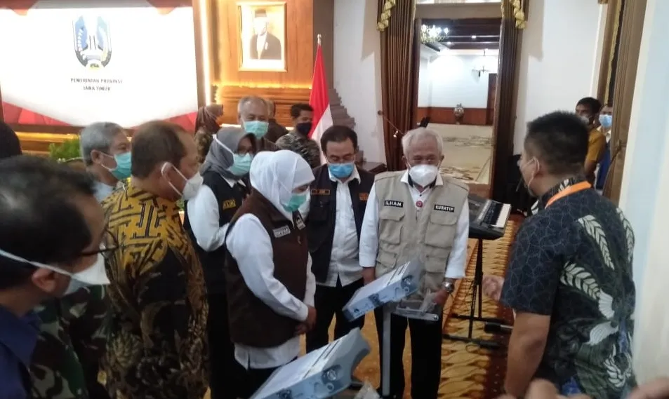 Gubernur Khofifah Serahkan Ventilator ke Pengelola Rumah Sakit