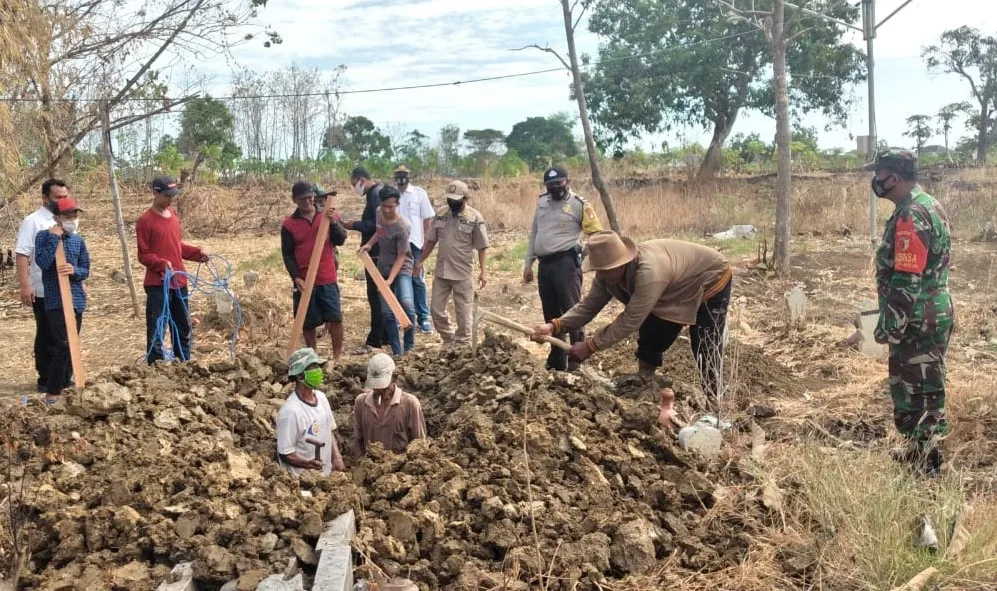 Puluhan Warga Gresik Disanksi Galih Kubur Korban Covid-19
