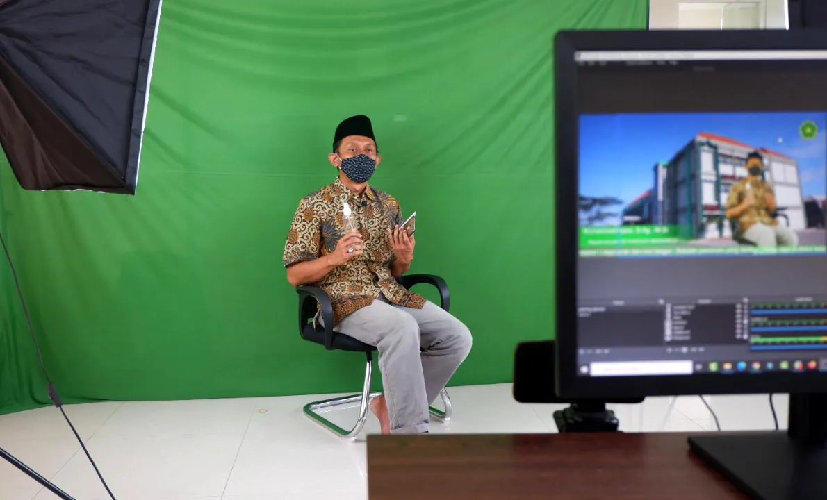 Cegah Covid-19, SD Khadijah Wonorejo Serahkan Raport Secara Online