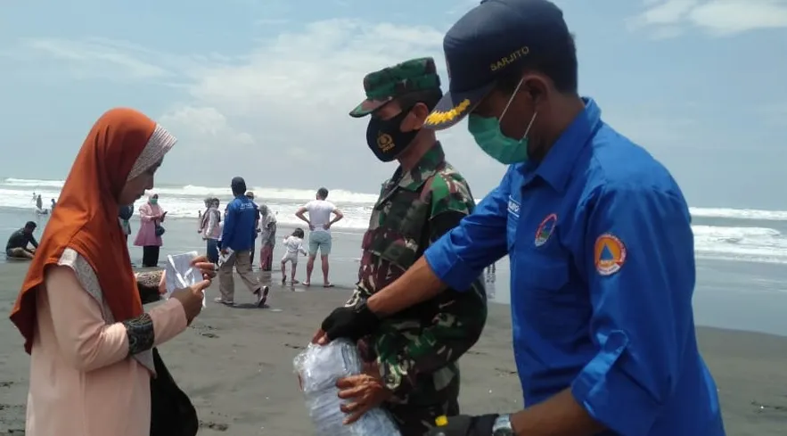 FPRB Bantul Bagi Ribuan Masker ke Wisatawan di Pantai Parangtritis