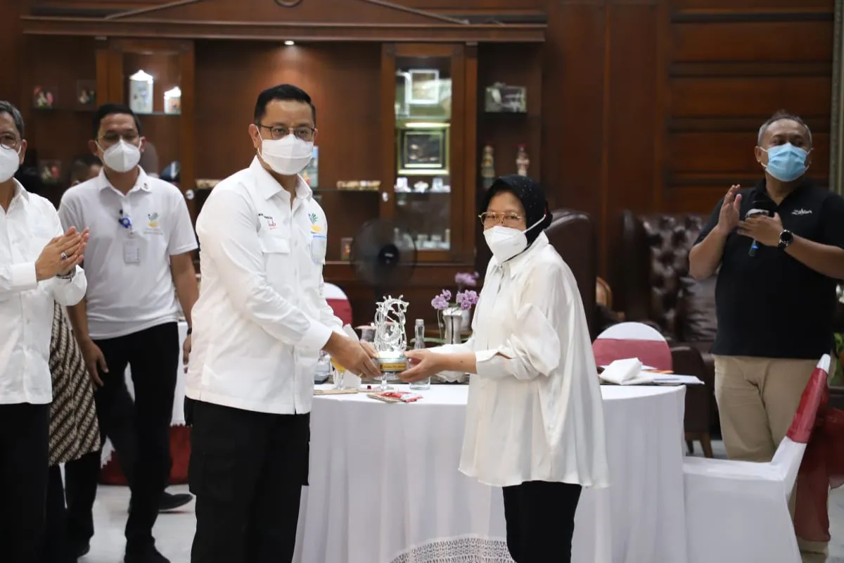 Mensos Puji Penanganan Bansos di Surabaya
