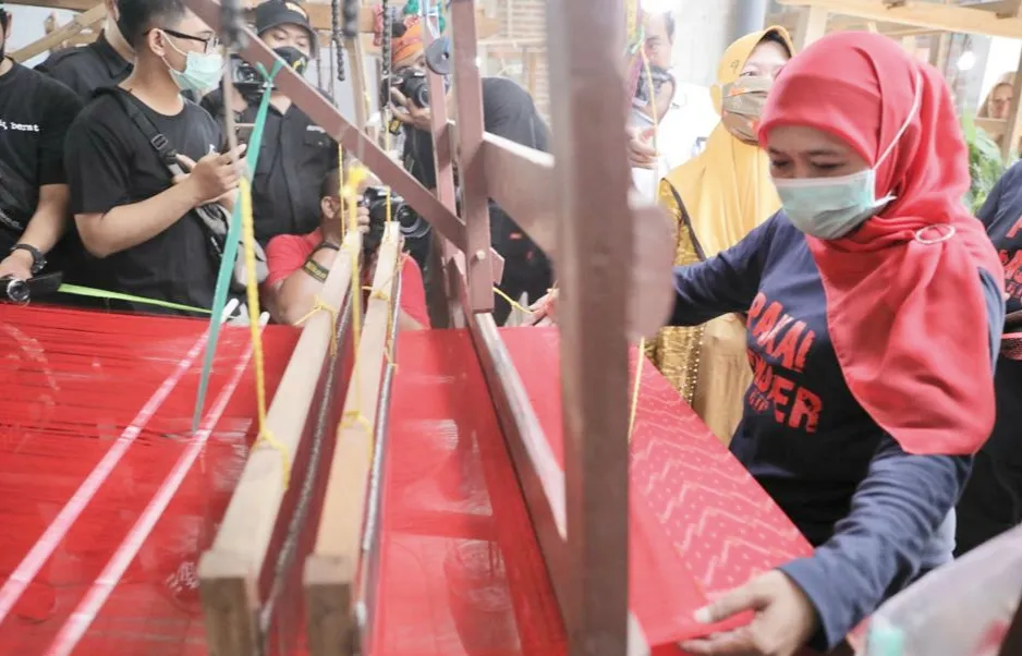 Gubernur Apresiasi Anak Muda Teruskan Tradisi Tenun Ikat