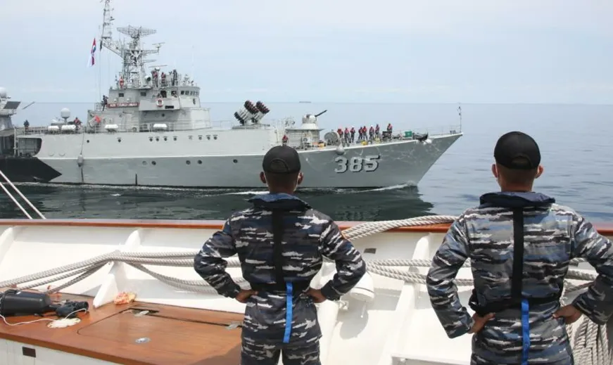 KRI Bima Suci Latihan RAS dengan KRI TUM di Selat Malaka
