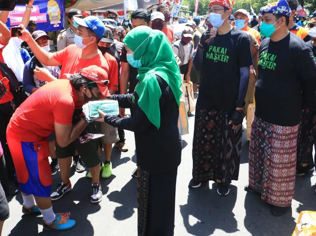 Di Situbondo, Gubernur Khofifah Gowes Bersarung Bersama Forkopimda 