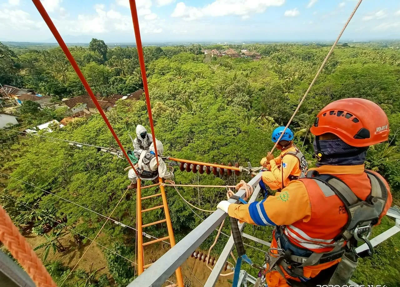 Pasukan Elit PLN, Selalu Bertegangan Menjaga Pasokan Listrik 