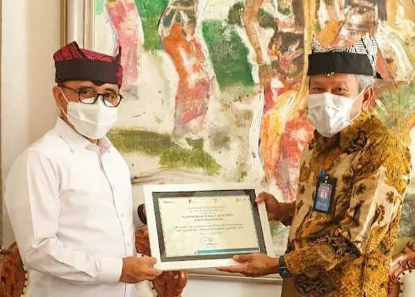 PLN Beri Penghargaan Kepada Bupati Banyuwangi, Azwar Anas