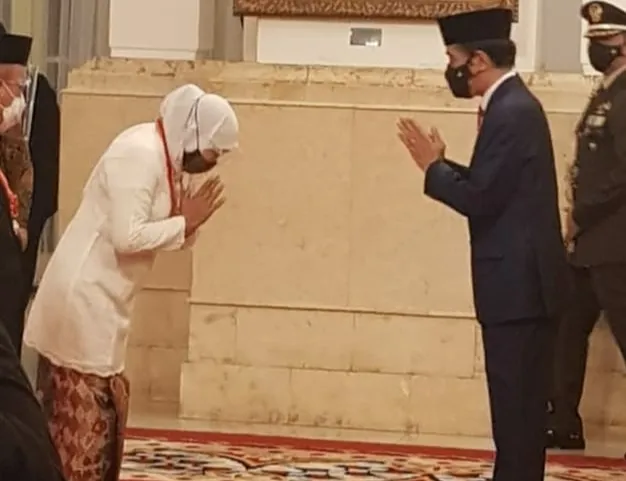 Presiden Jokowi Anugerahi Bintang Mahaputera Utama Kepada Gubernur Khofifah