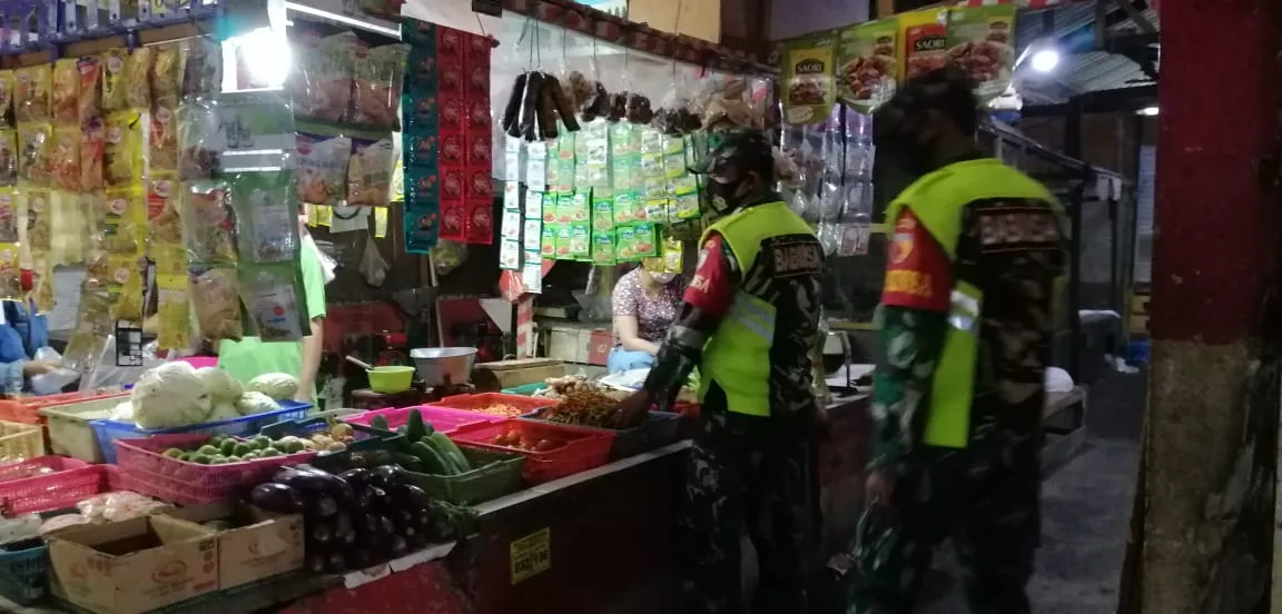 Pedagang Pasar Tempurejo Diimbau Patuhi Prokes Oleh Koramil Sukolilo