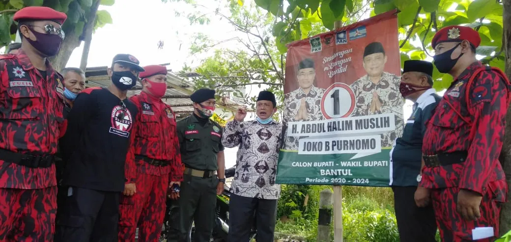 Satgas PDIP dan Garda Bangsa Bersihkan APK di Pilkada Bantul