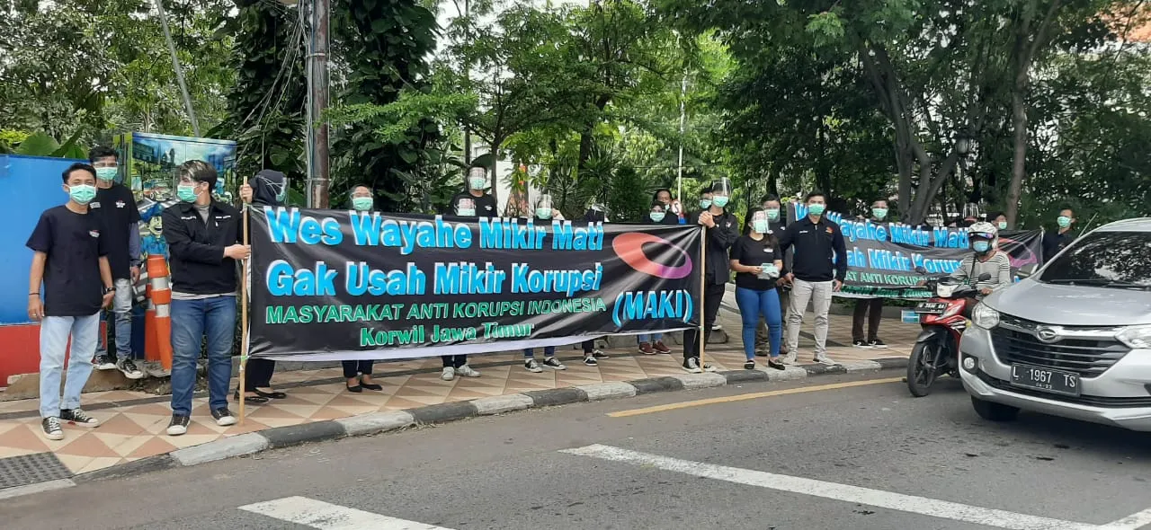 LSM MAKI Jatim Bagi Masker dan Ingatkan Jangan Korupsi